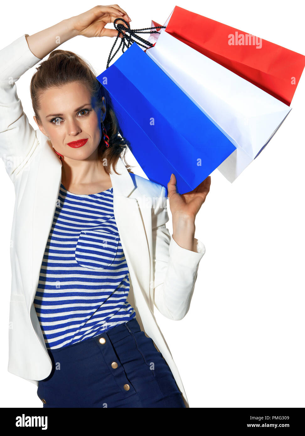 Lo Shopping di lusso. Il modo francese. moda giovane-monger in camicia bianca isolata su sfondo bianco con shopping bags verniciato in colore del Fren Foto Stock