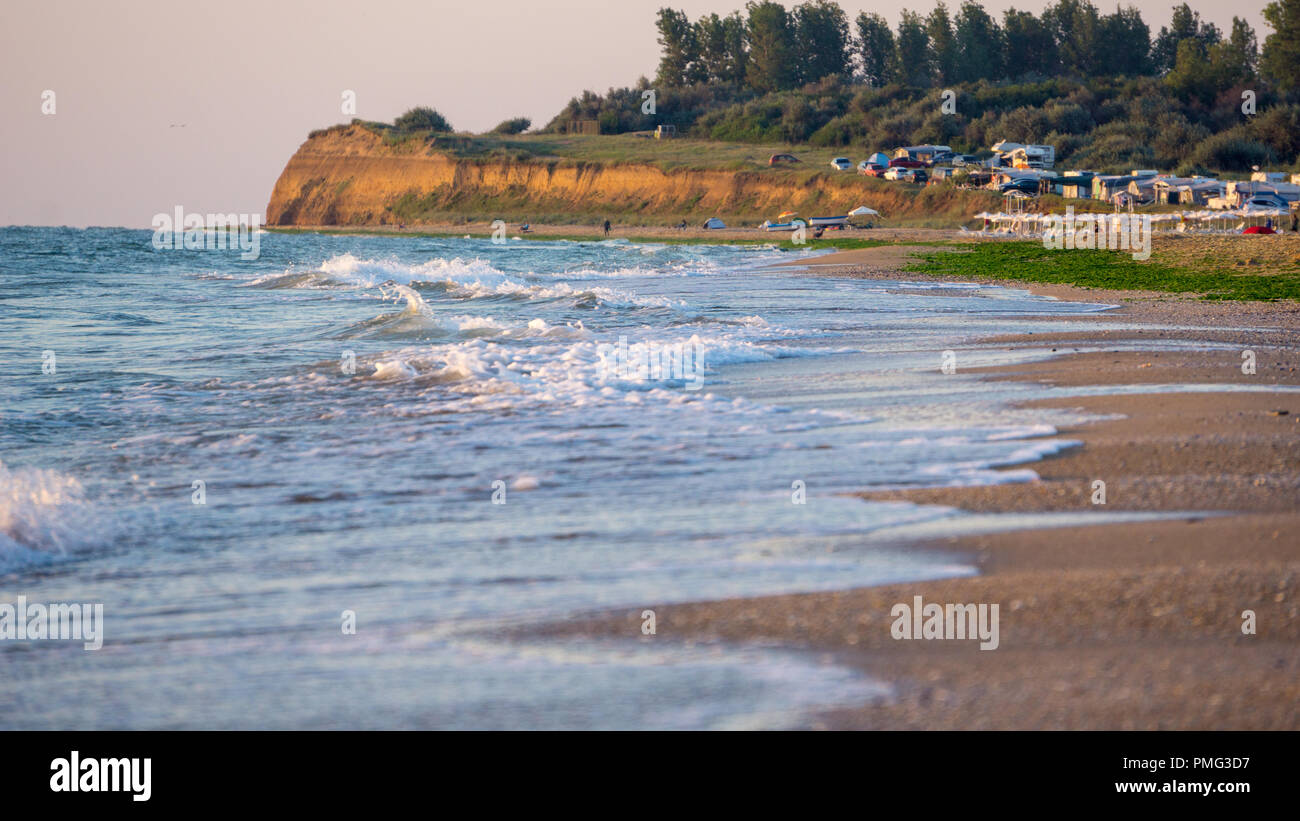 Piccolo e tranquillo delle forme d'onda colpendo la riva Foto Stock
