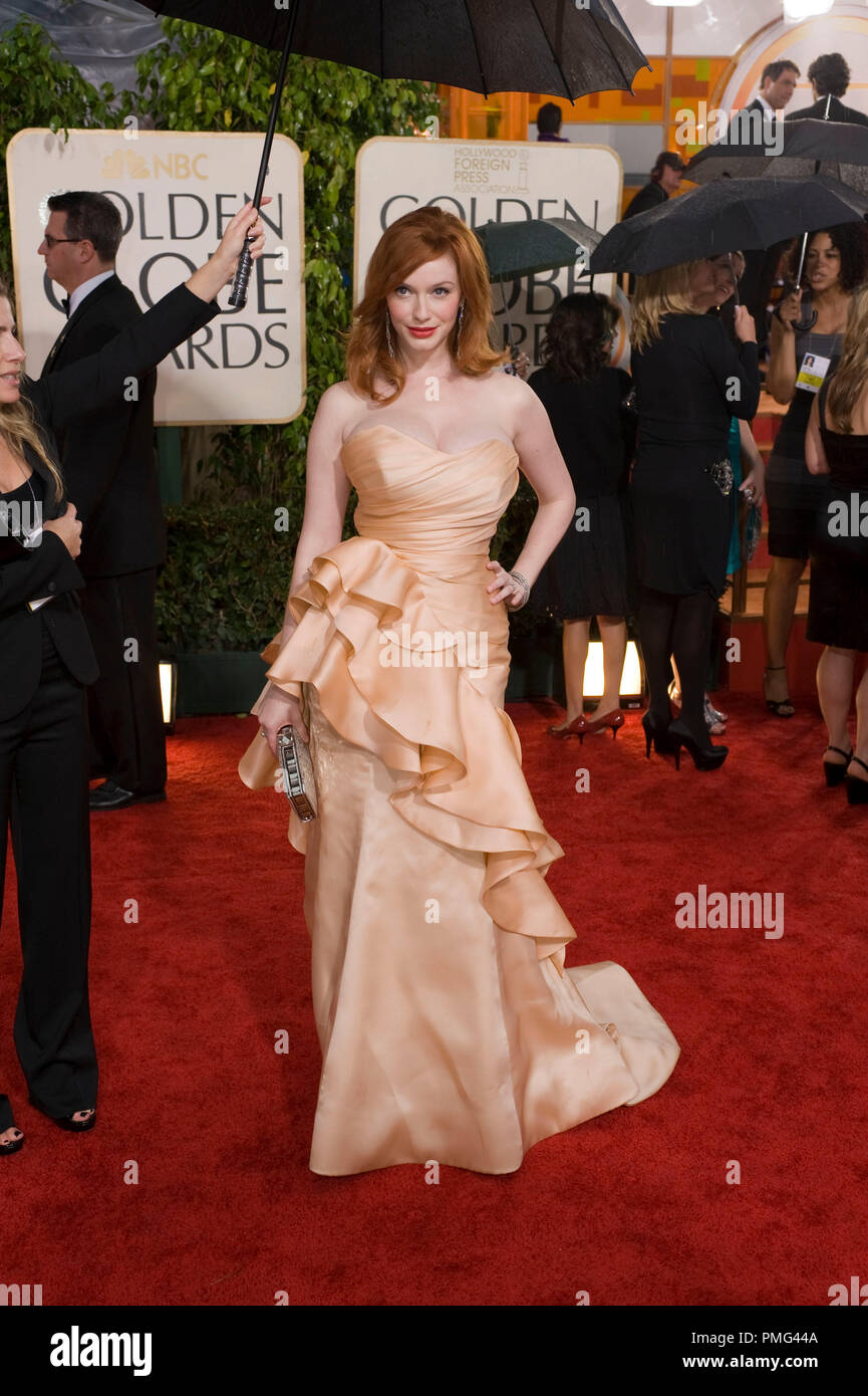 L'attrice Christina Hendricks arriva al 67th Annuale di Golden Globe Awards presso il Beverly Hilton di Beverly Hills, CA domenica 17 gennaio, 2010. Moda Informazioni: Champagne senza spalline abito da Christian Siriano Christian Louboutin tacchi, Loree Rodkin tirple aperto orecchini foglia Foto Stock
