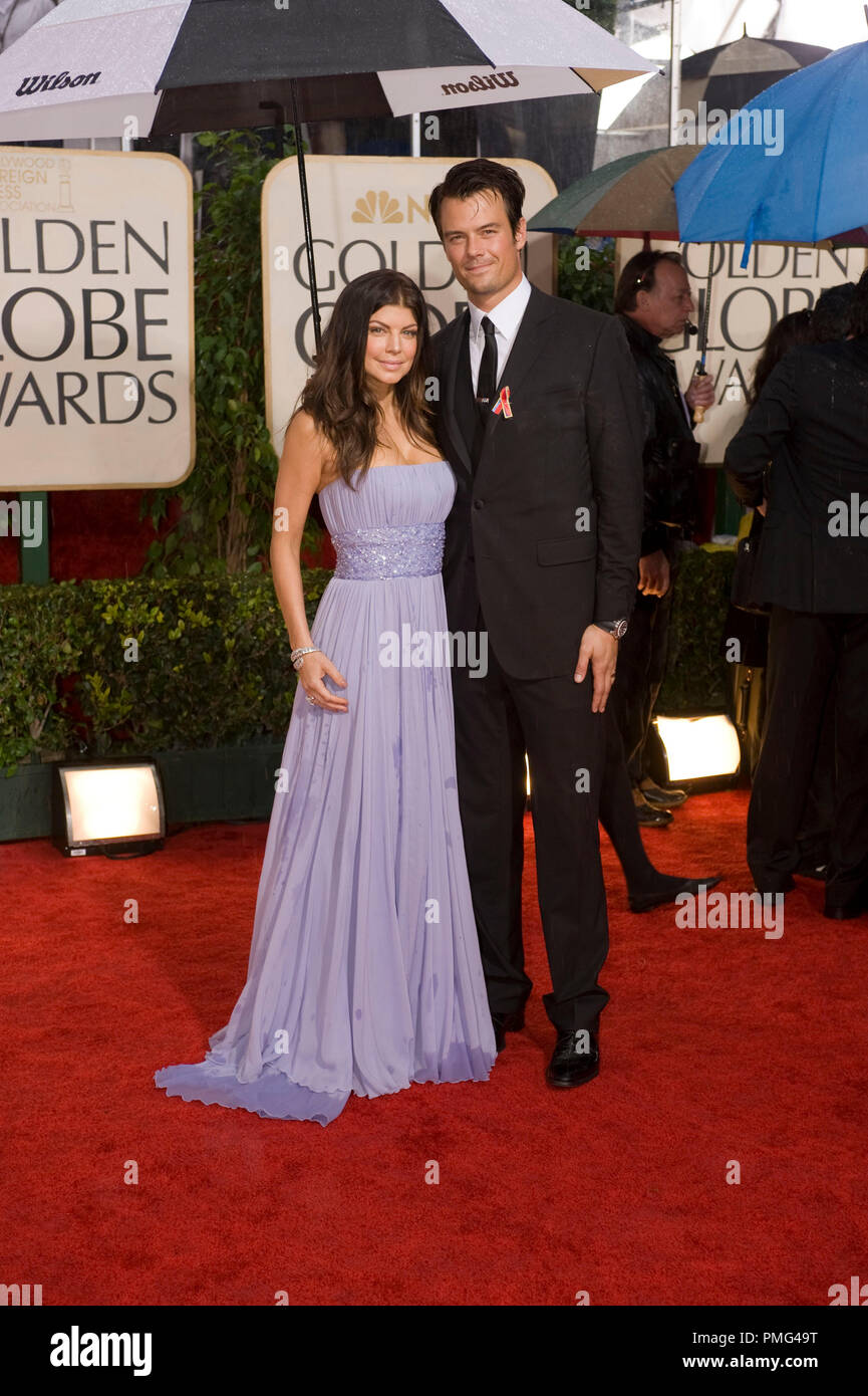 La cantante e attrice Fergie dei Black Eyed Peas e attore Josh Duhamel arriva alla 67th Annuale di Golden Globe Awards presso il Beverly Hilton di Beverly Hills, CA domenica 17 gennaio, 2010. Informazioni di moda: Luce lilla senza spalline Elie Saab camice, Sergio Rossi tacchi e Harry Winston diamond braccialetto e orecchini. Foto Stock