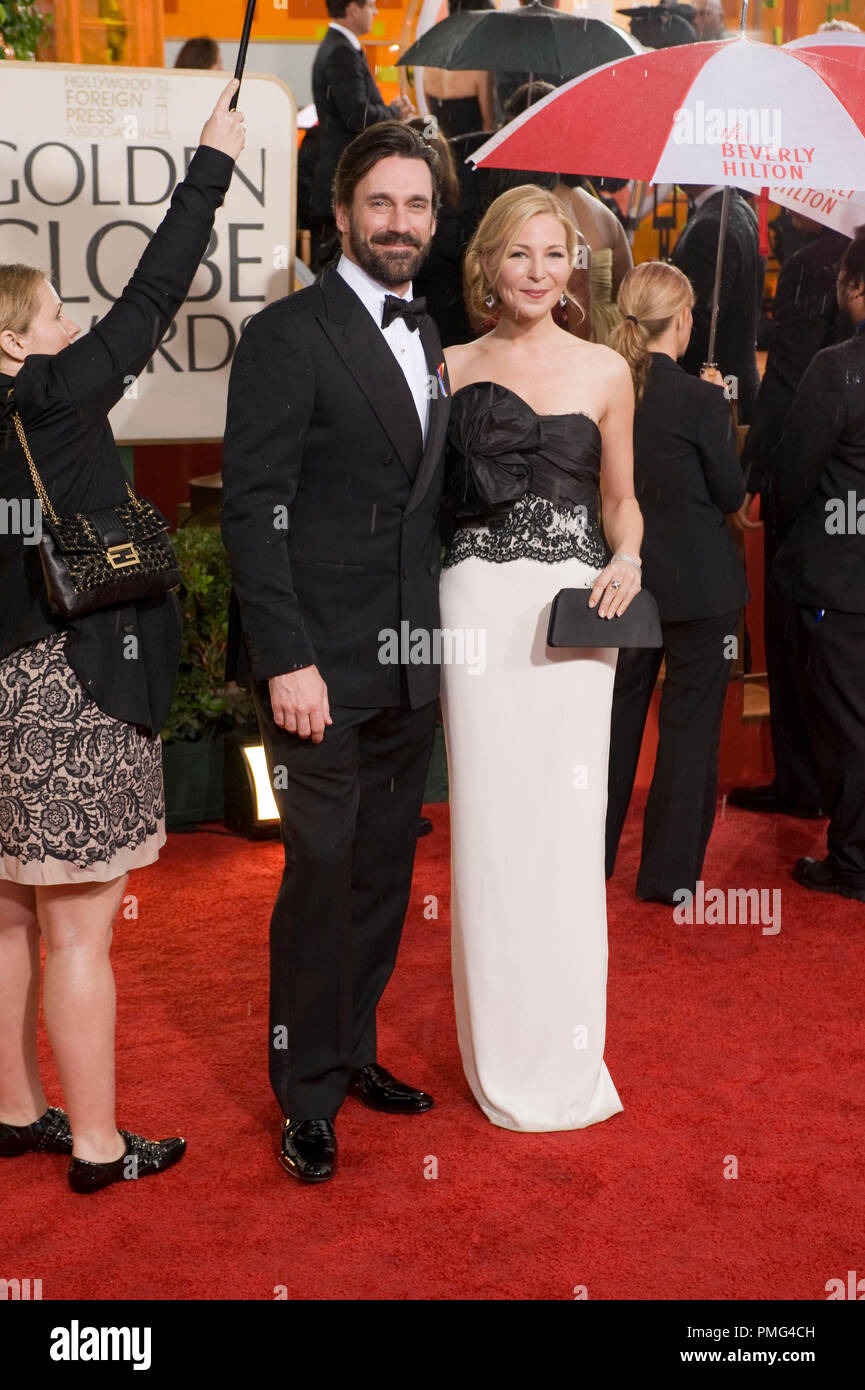 Attore Jon Hamm, nominato per la migliore prestazione DA UN ATTORE IN UNA SERIE TELEVISIVA Ð dramma per il suo ruolo in ÒMad MenÓ (AMC), arriva con Jennifer Westfeldt al 67th Annuale di Golden Globe Awards presso il Beverly Hilton di Beverly Hills, CA domenica 17 gennaio, 2010. Moda Informazioni: Tom Ford Foto Stock