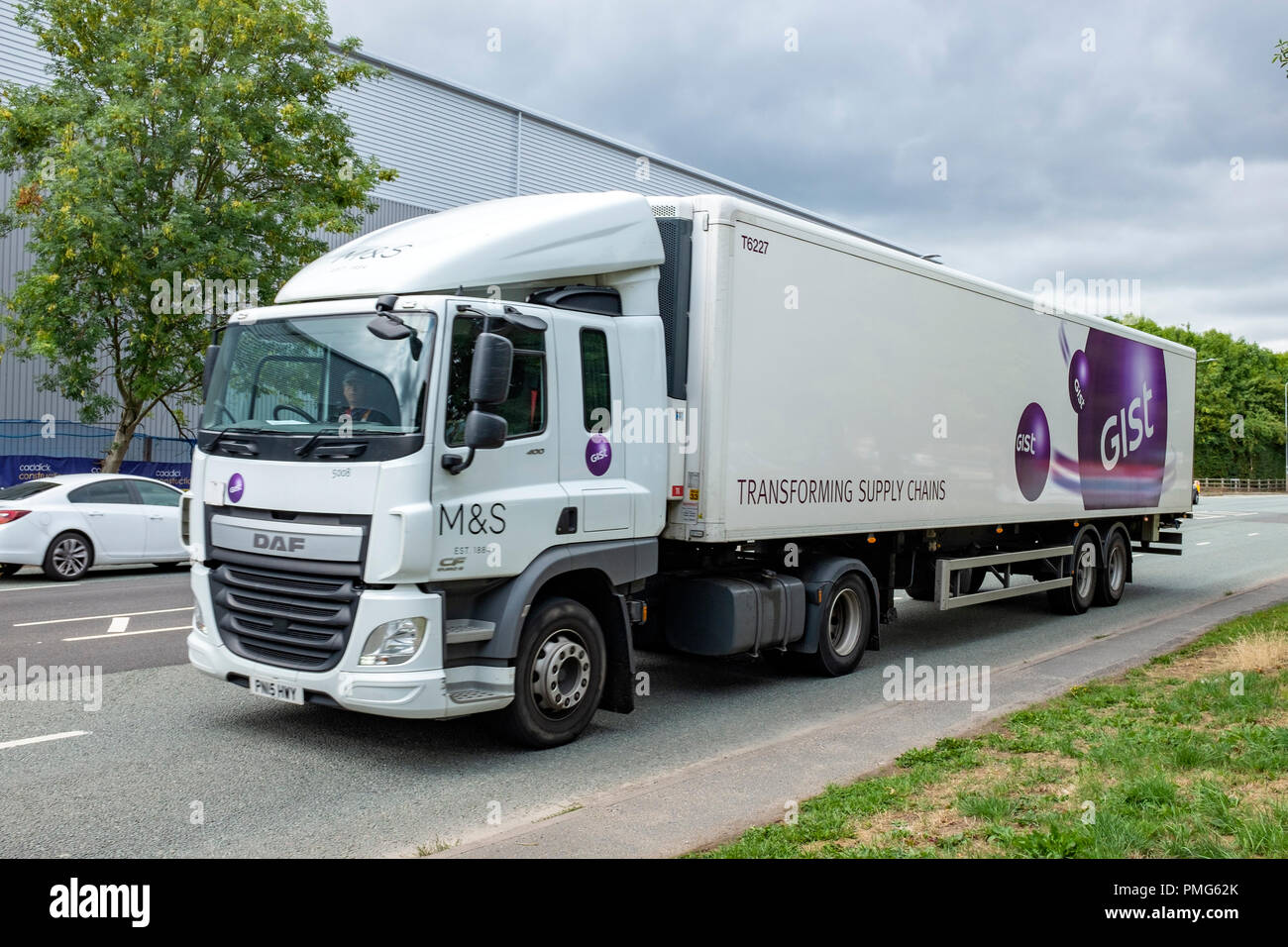 Gist hgv carrello logistica della fornitura lavorando per M&S in Crewe Cheshire Regno Unito Foto Stock