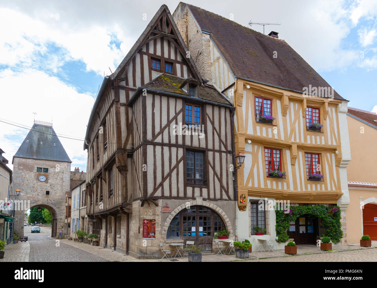 Noyers-sur-Serein, semi-case con travi di legno dal mercato, Borgogna, Francia. Foto Stock