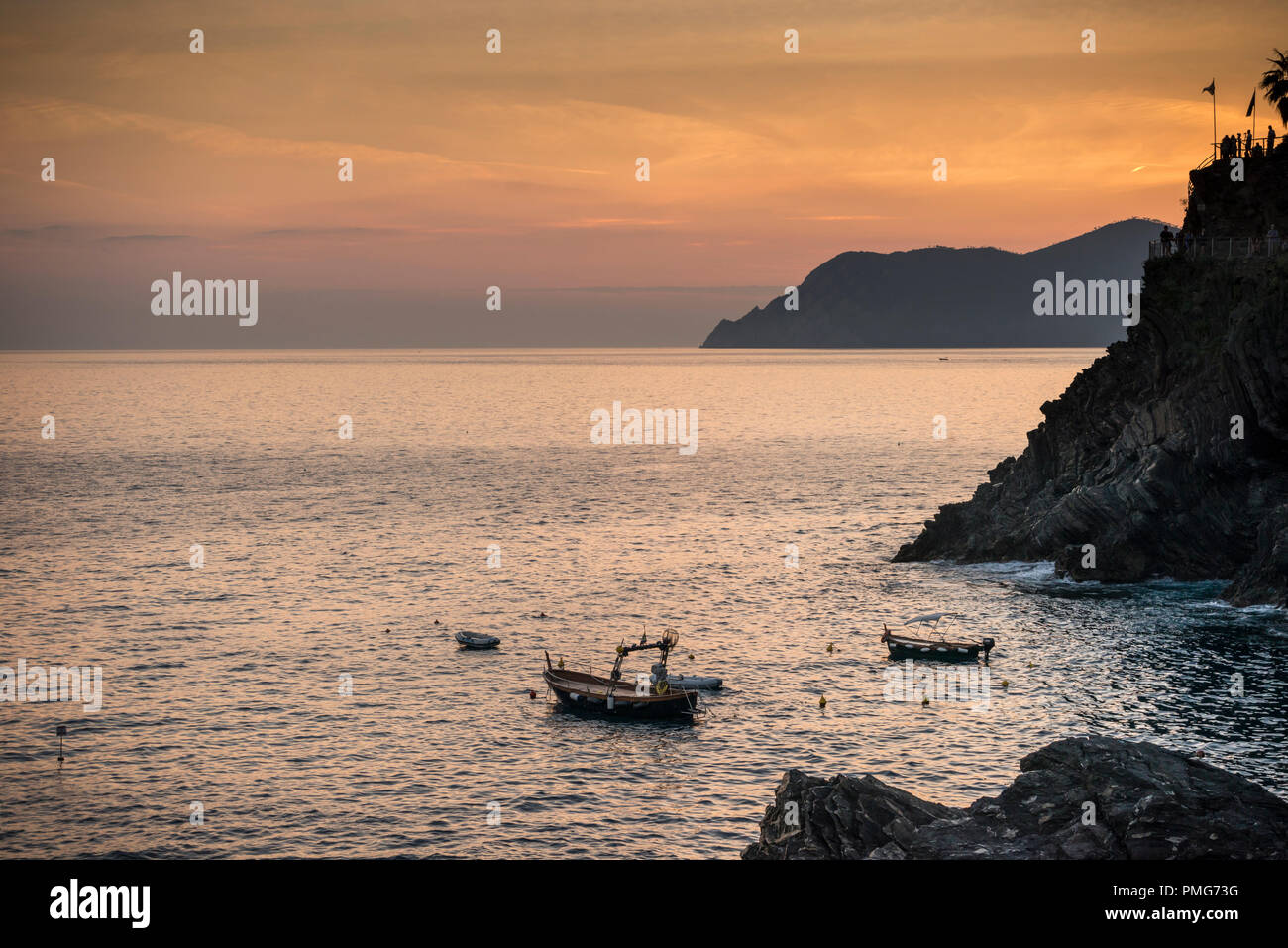 Tramonto sul Mar Ligure visto da Manarola, una delle Cinque Terre 5 villaggi, Liguria, Italia Foto Stock