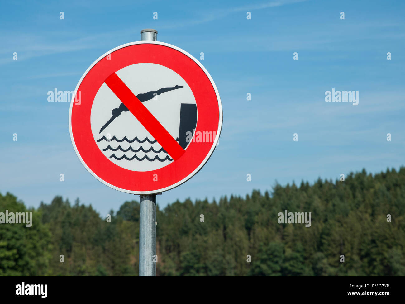 Nessun segno di nuoto postato su un lago in Belgio Foto Stock