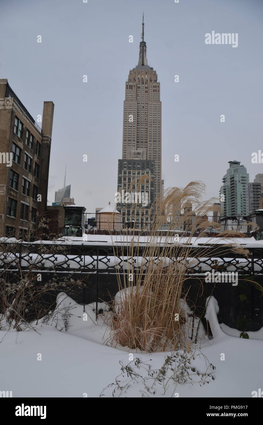 Manhattan Midtown vista con l'Empire State Building, New York City, Stati Uniti d'America. Foto Stock