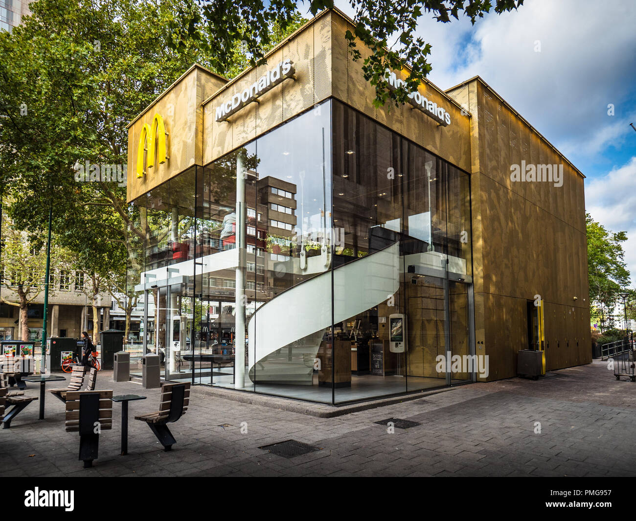 Il padiglione del Golden McDonald a Rotterdam su Coolsingel, progettato da architetti e pianificatori Mei, è stato inaugurato nel 2015 Foto Stock