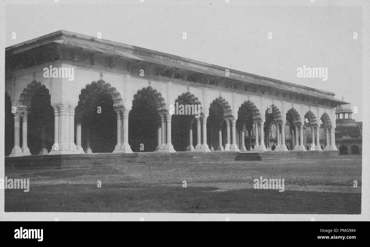 Fotografia in bianco e nero su cartoncino, con un'immagine del Diwan-i-Aam (Sala dell'udienza) una stanza a Delhi il Forte Rosso, dove l'imperatori Mughal ricevuto al pubblico, girato da un basso leggermente angolato, in prospettiva che mostra una sola storia, flat-struttura coperta, costituito da un lungo collonade, con archi polilobata, supportato su colonne doppie, probabile raccolti come un souvenir turistici durante un viaggio in India, 1910. () Foto Stock