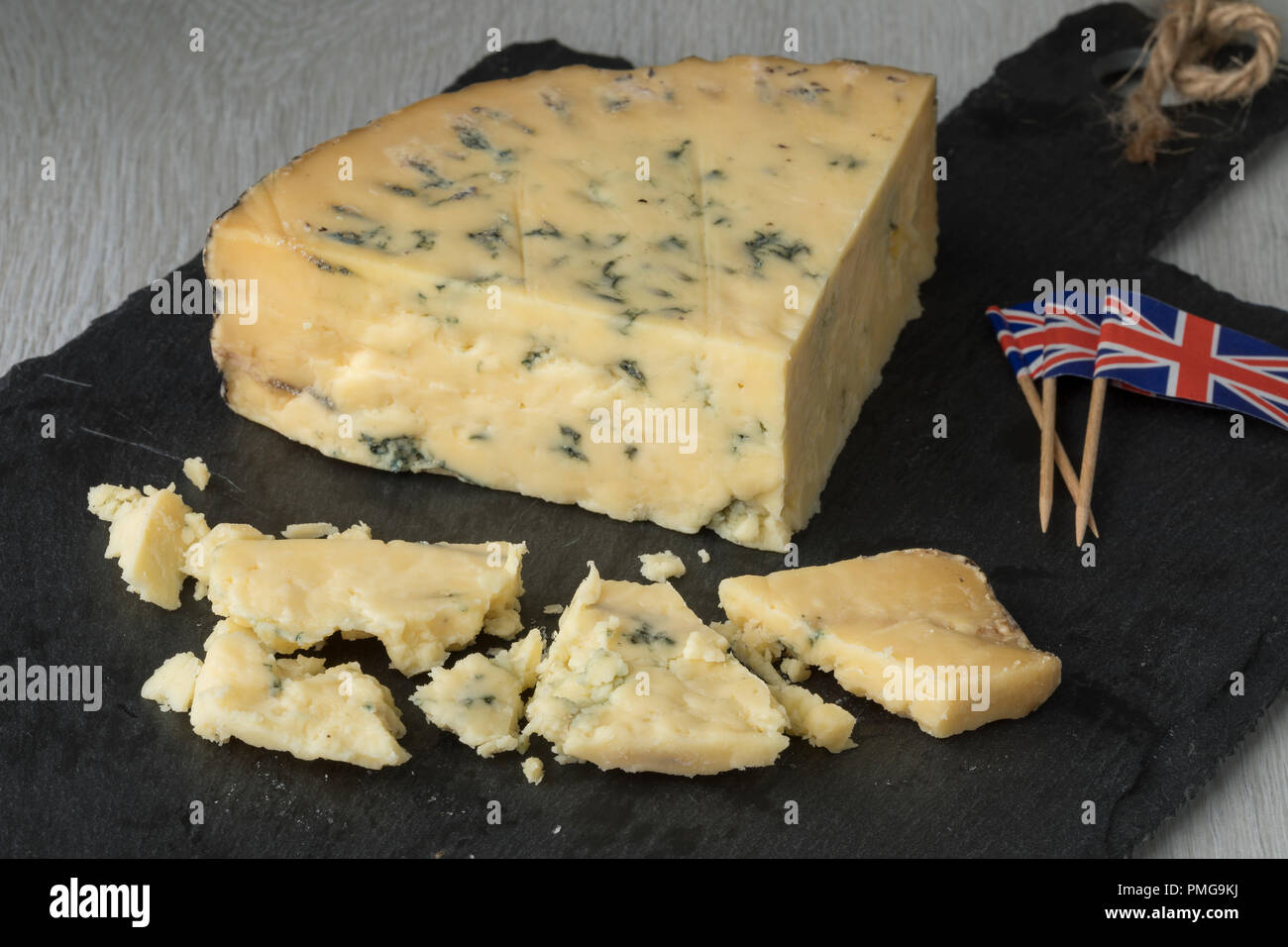 Vecchio cuneo maturo di British blu del formaggio Stilton e pezzi Foto Stock