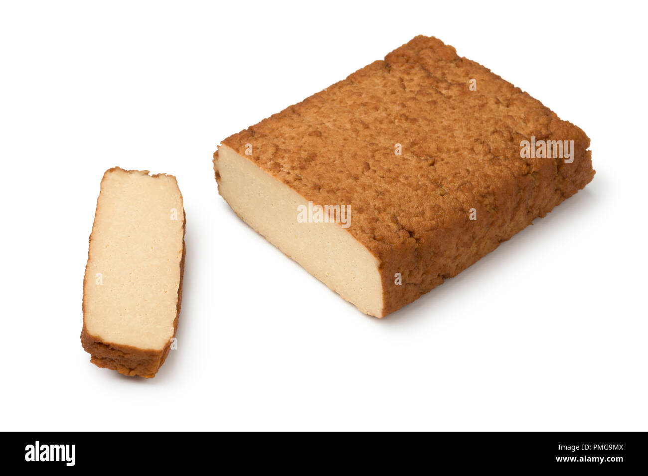 Pezzo di tofu affumicato e una fetta isolati su sfondo bianco Foto Stock