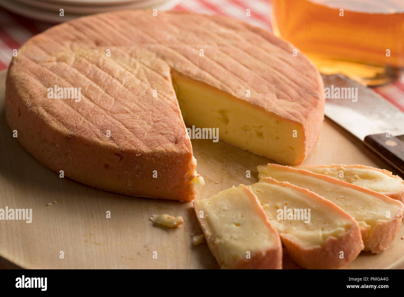 Pezzo di Francese tradizionale formaggio Munster e fette Foto Stock