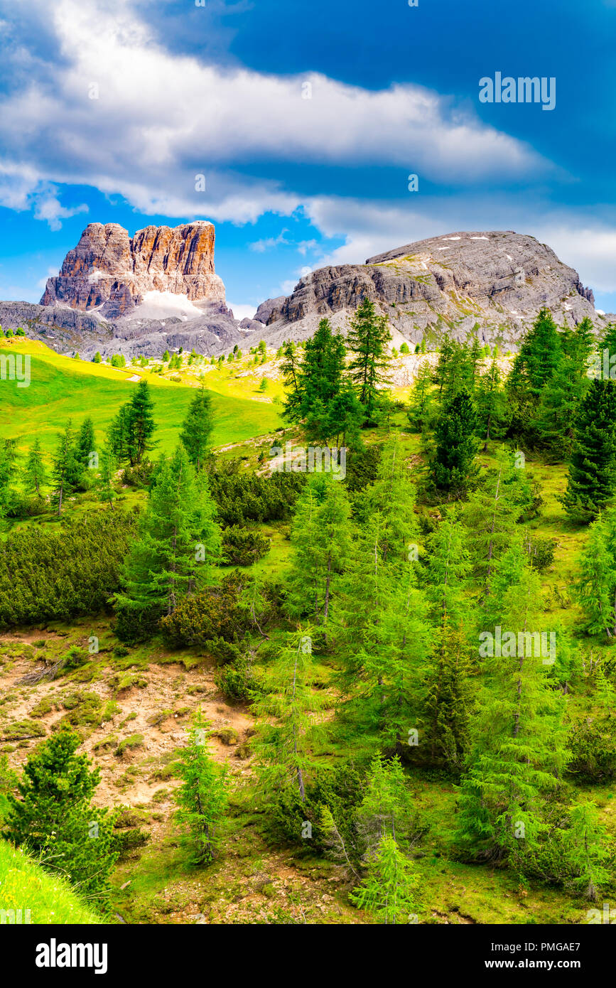 Bella estate paesaggio del monte Averau del Dolomitesat italiano al Passo Falzarego Foto Stock