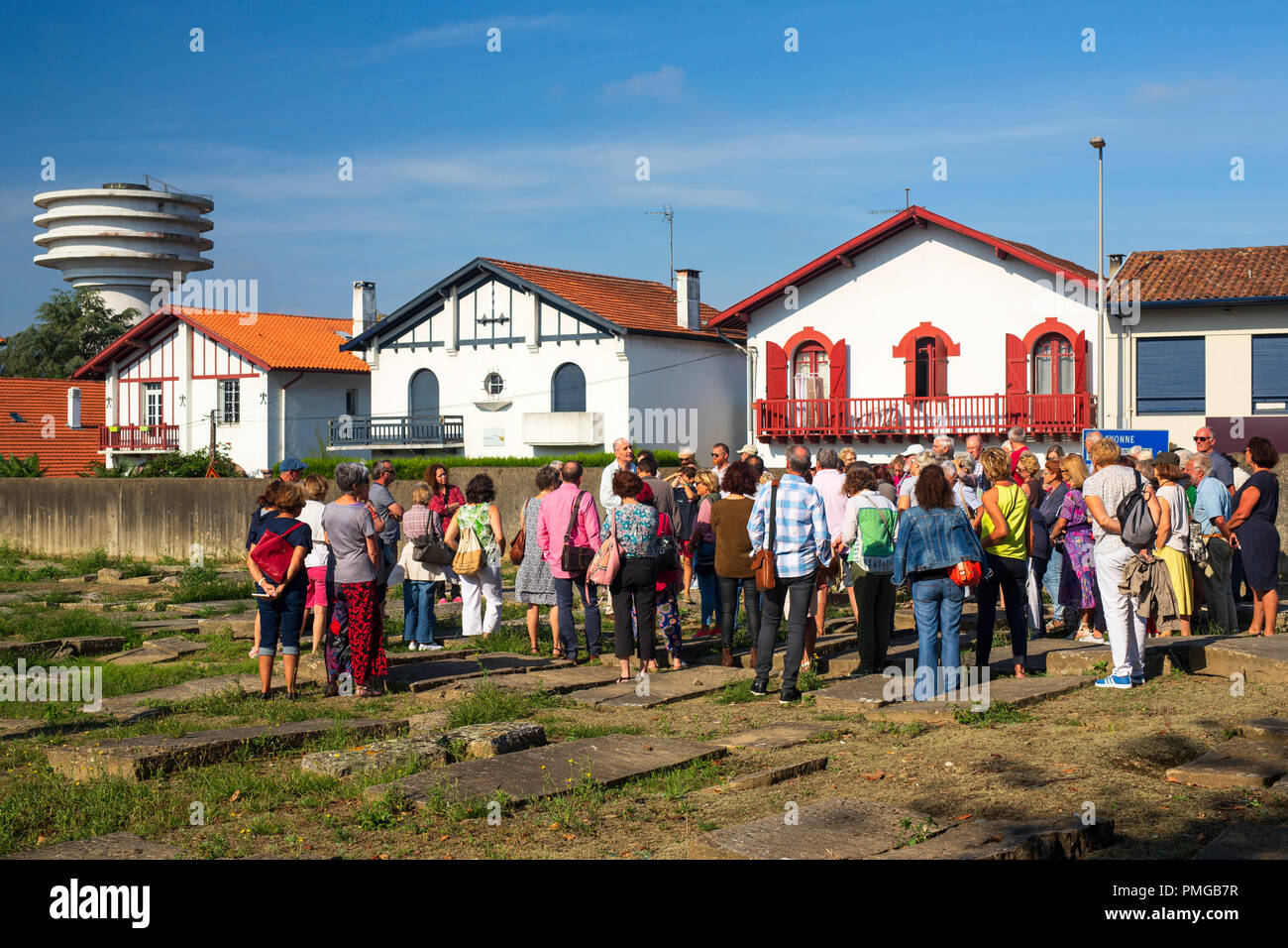 Un tour guidato di Bayonne cimitero ebraico Patrimonio (giorni). È considerato il più antico e il più grande cimitero ebraico in Francia. Foto Stock