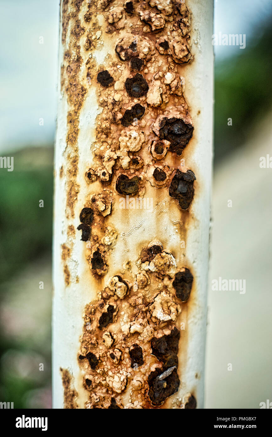 Tubo con pareti scrostate dalla ruggine e saltpeter Foto Stock