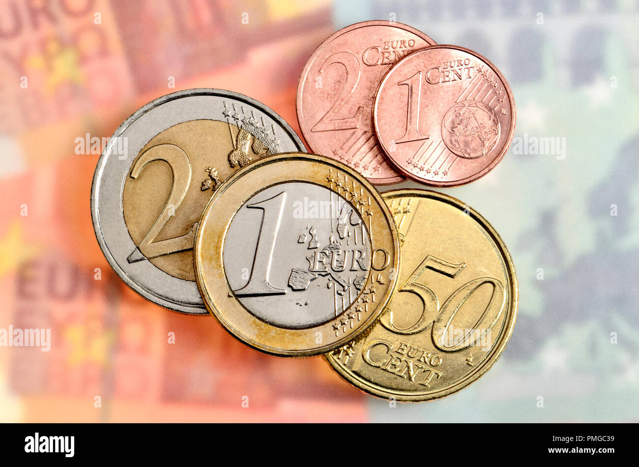 Banconote e monete in euro Foto Stock