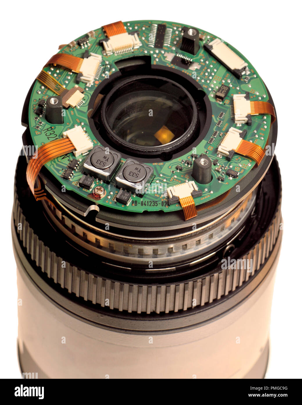 All'interno di un obiettivo fotografico - parte dell'elettronica ed elemento posteriore di un Nikon 70-300 lente Foto Stock