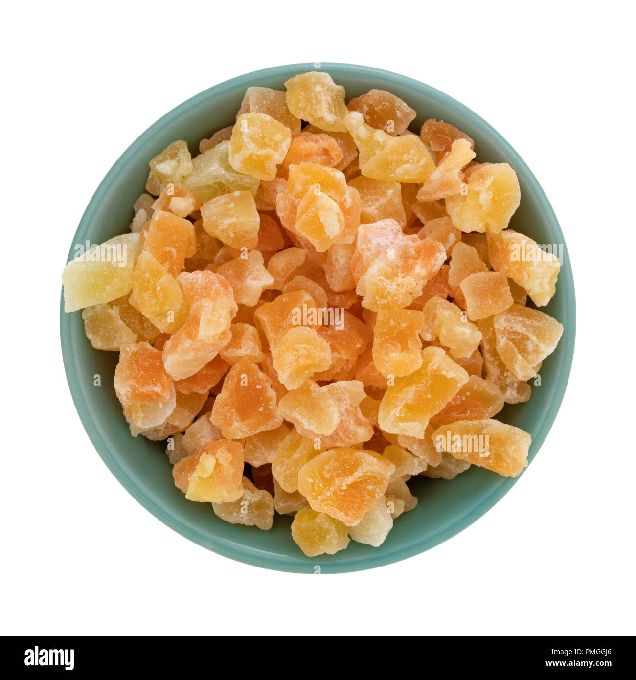 Vista dall'alto di una ciotola riempita con secchi tagliati a dadini di melone isolato su uno sfondo bianco. Foto Stock