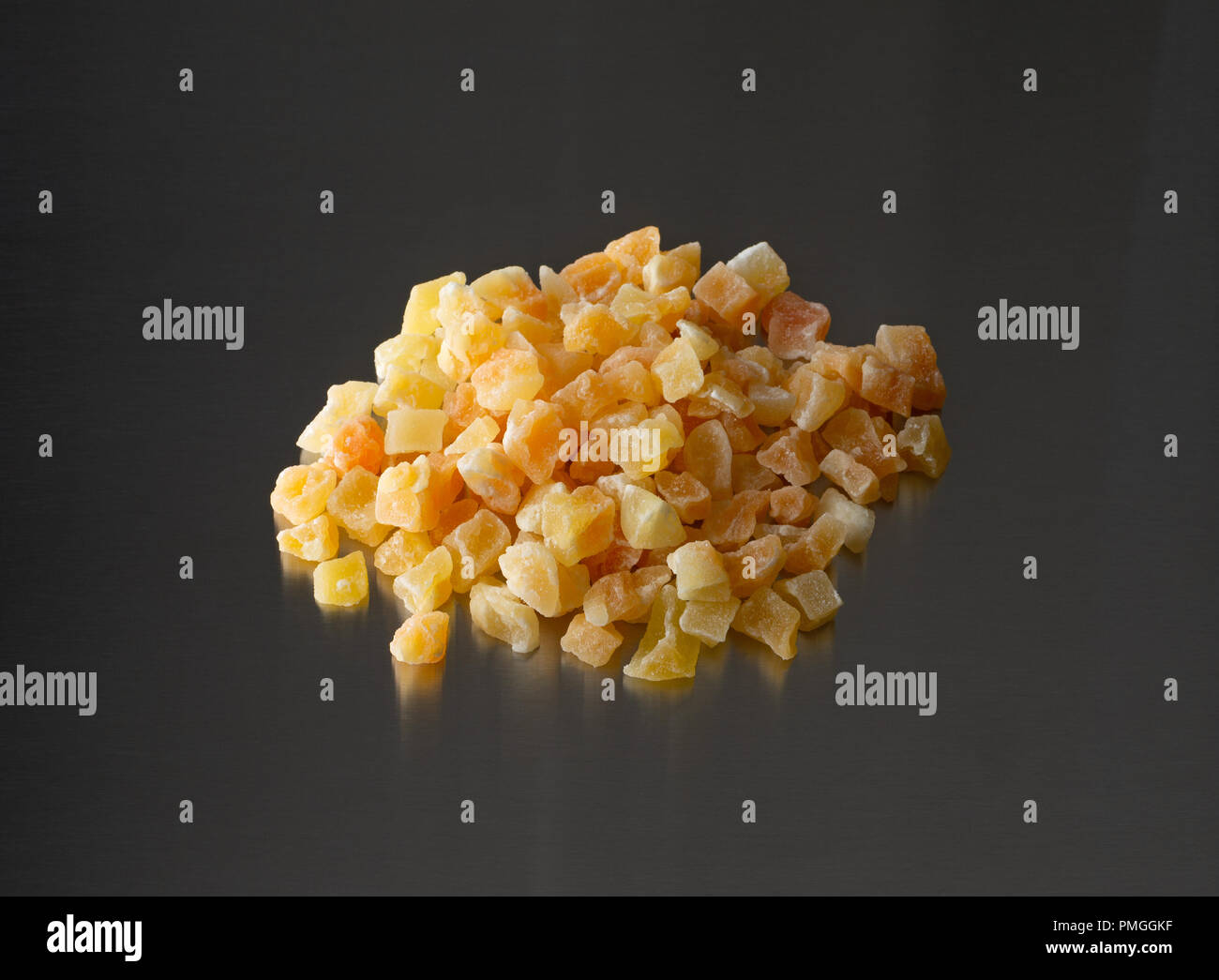 Una porzione di essiccati tagliati a dadini di melone su un tavolo in acciaio inox. Foto Stock