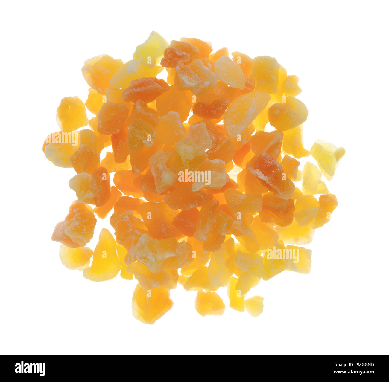 Vista dall'alto di una porzione di essiccati tagliati a dadini di melone isolato su uno sfondo bianco. Foto Stock