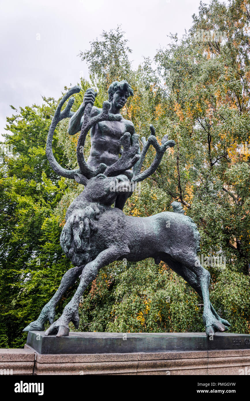 Per Gynt - un leggendario cacciatore dei cervi, scultura in bronzo sul ponte Ancurbrua, Grunerlokka quartiere, Oslo, Norvegia, Oslo, Norvegia Foto Stock