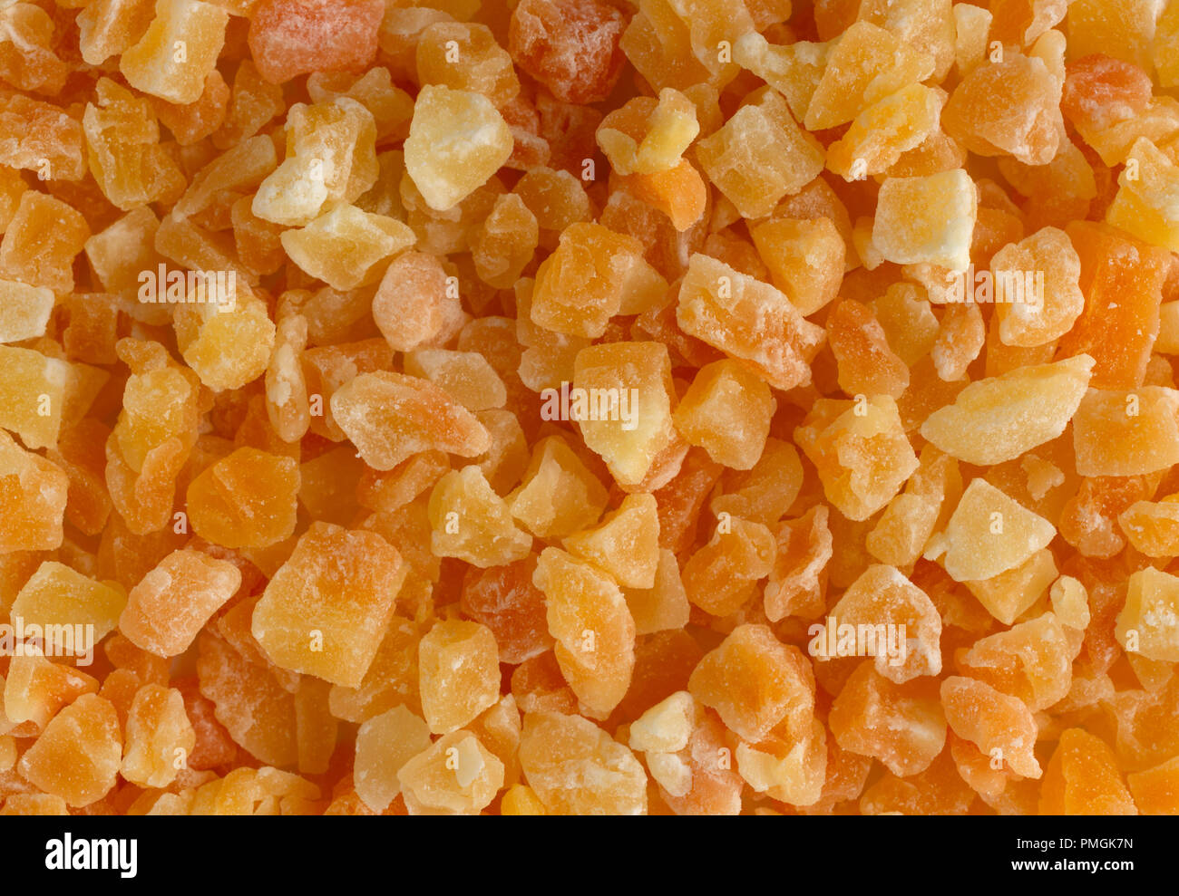 Top vista ravvicinata di essiccati tagliati a dadini di melone illuminato con luce della finestra. Foto Stock