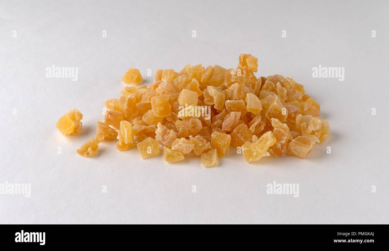 Vista laterale del cubettato di secche Pesche su uno sfondo bianco illuminato con luce della finestra. Foto Stock