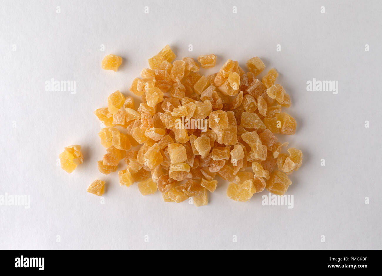 Vista superiore del cubettato di secche Pesche su uno sfondo bianco illuminato con luce della finestra. Foto Stock