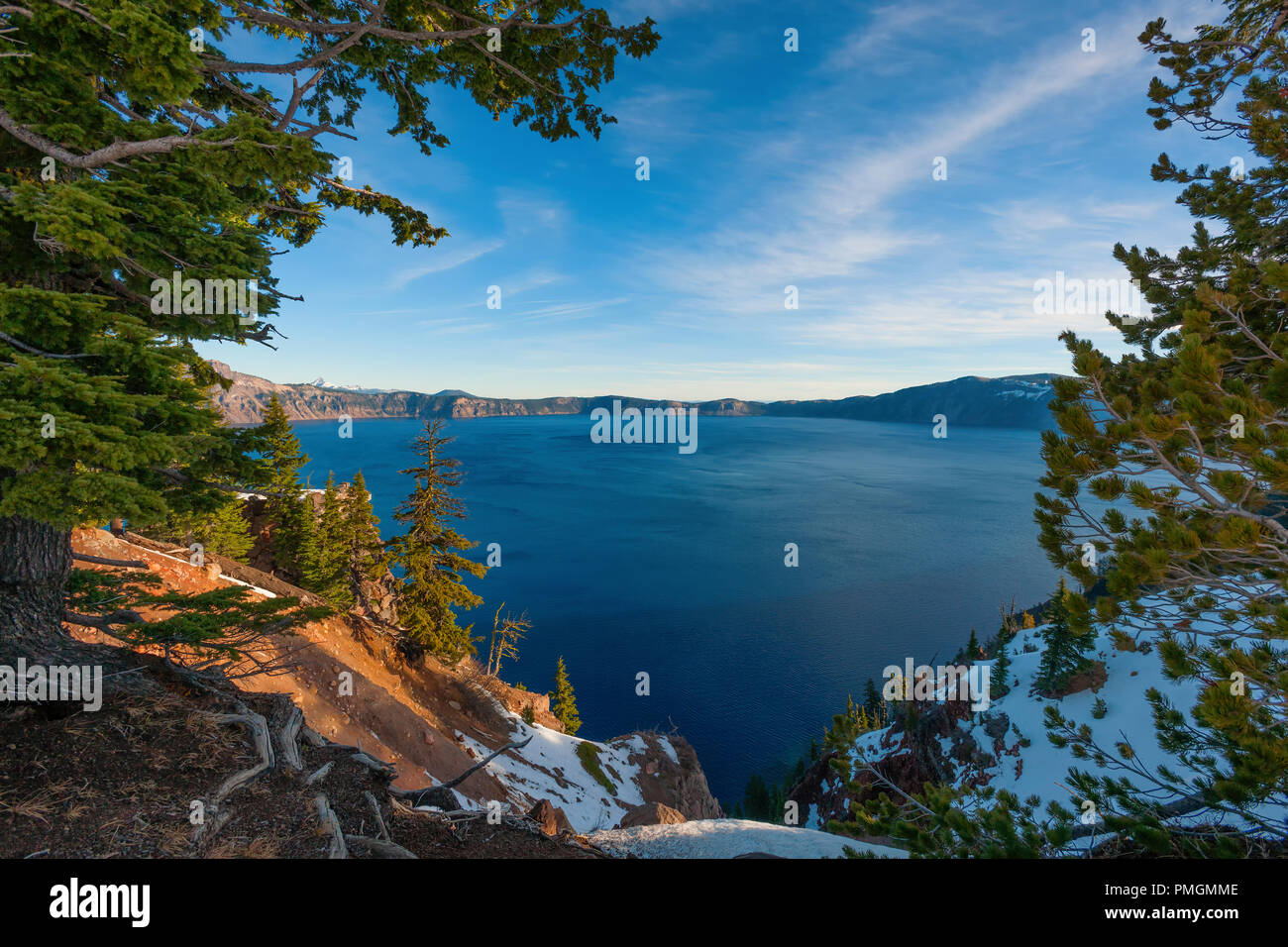 Tardo autunno presso il cratere del lago nella luce del mattino priva di persone la vastità dell'acqua cratere del vulcano Monte Mazama. Il lago di io Foto Stock