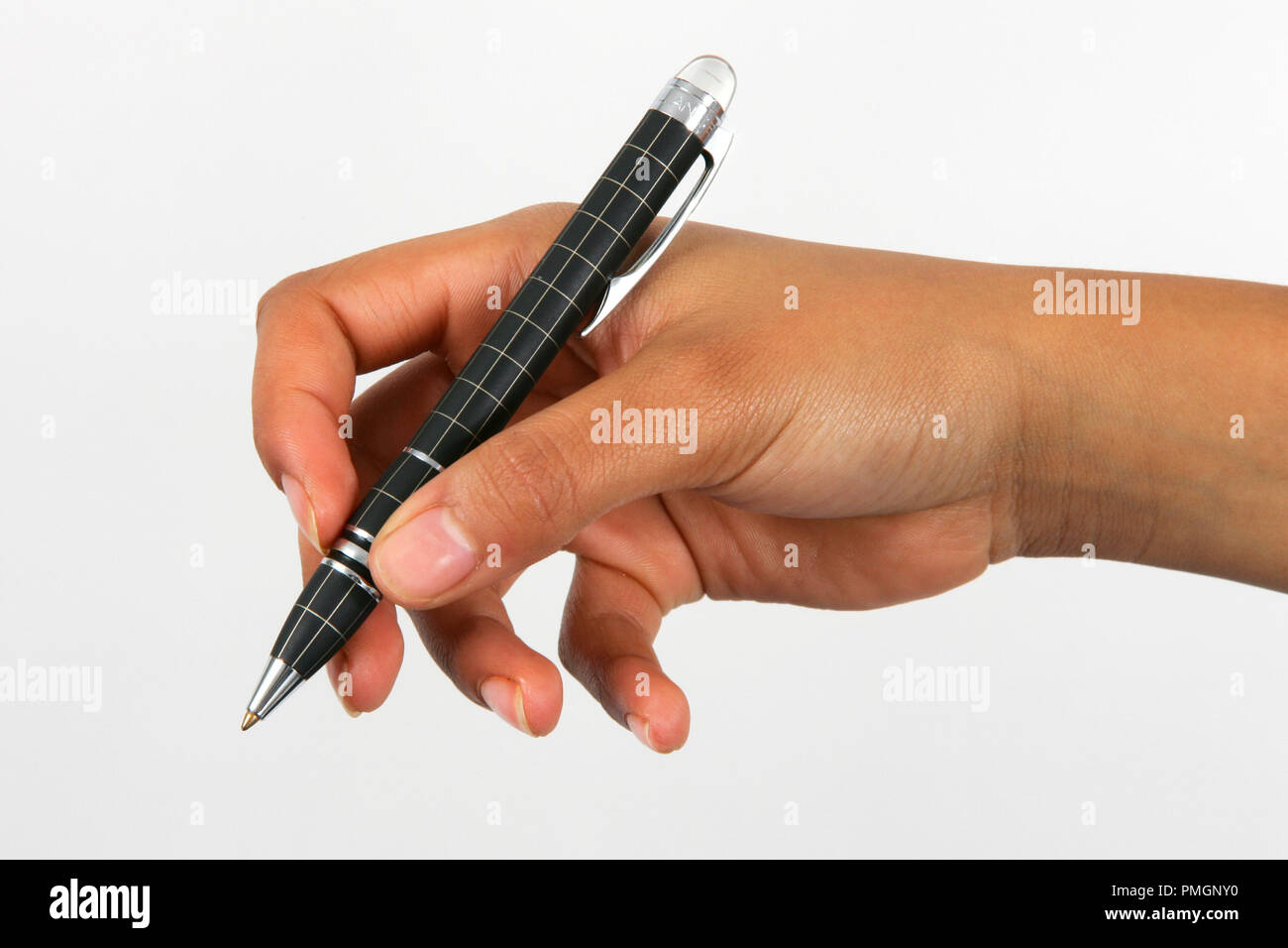 Mano Womans tenendo un Mont Blanc pen contro uno sfondo bianco Foto Stock