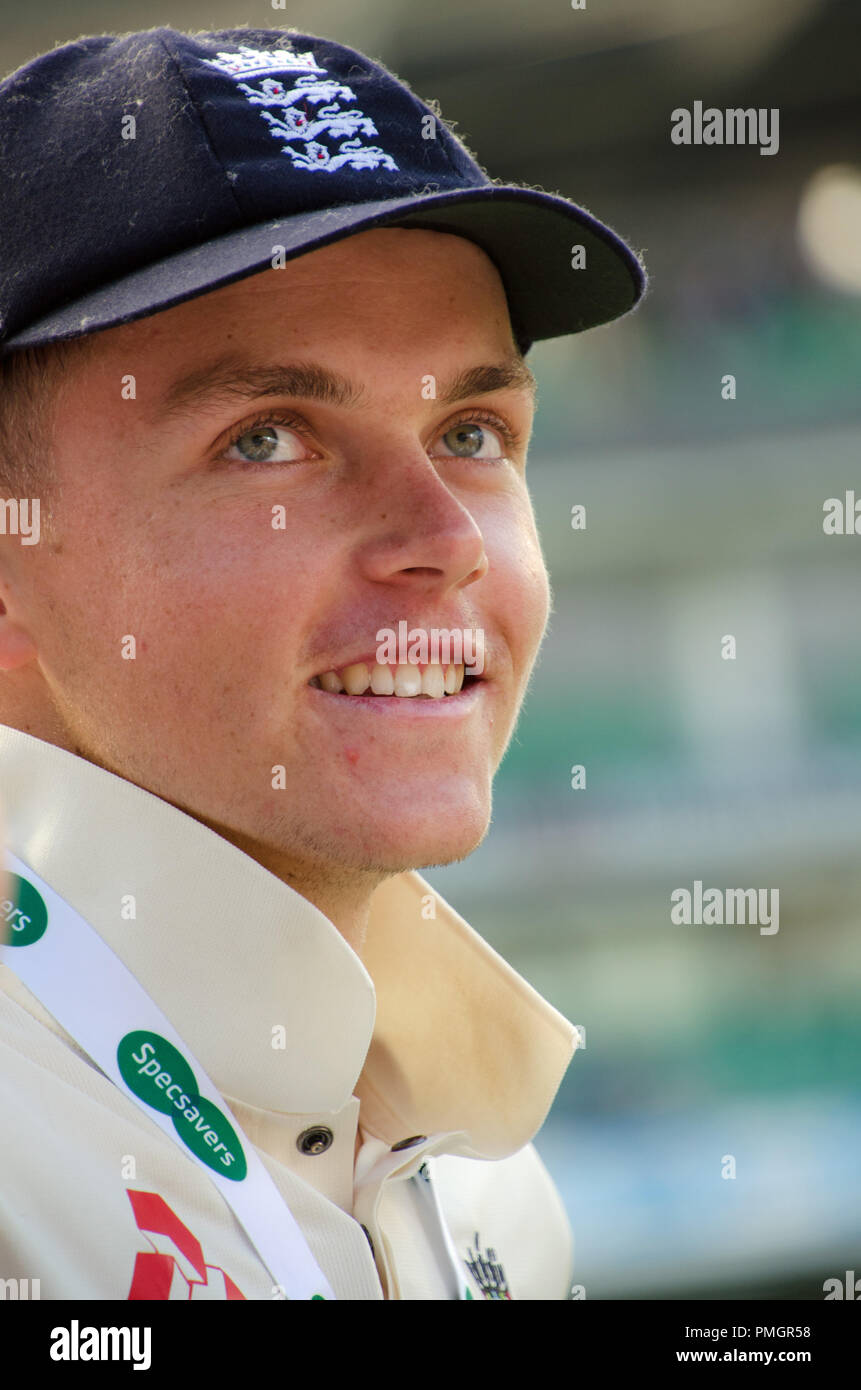 Kia ovale, Londra, Regno Unito. 11 Sett 2018. Specsavers Inghilterra v India Test Match Cricket, 5^ prova, giorno 5; Sam Curran - Inghilterra del uomo di serie Foto Stock