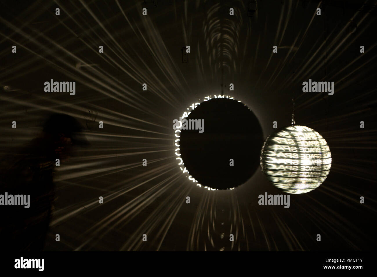 Impostazione della luce Tunnel di 'nella giostra delle stelle dalla luce artista Mischa Kuball in uno dei più importanti di luce mostre di arte al Centro internazionale per la Light Art di Unna. Foto Stock