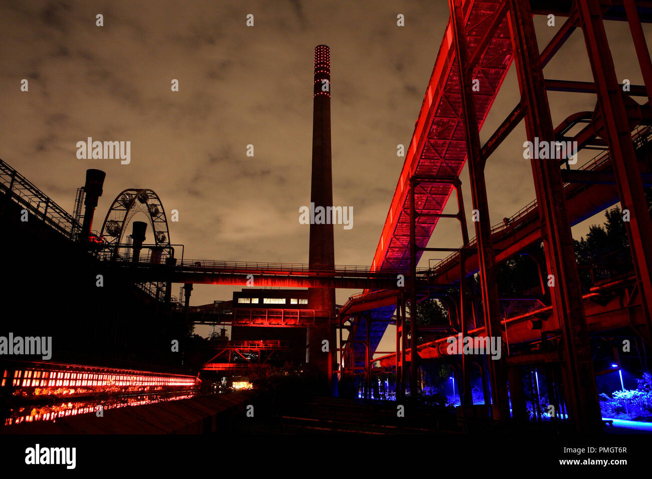 Kokarei della miniera di carbone Zollverein patrimonio culturale del mondo di Essen. Con l'insorgenza di crepuscolo, la creazione di set di illuminazione in Cali e il contesto industriale della luce rossa. Foto Stock