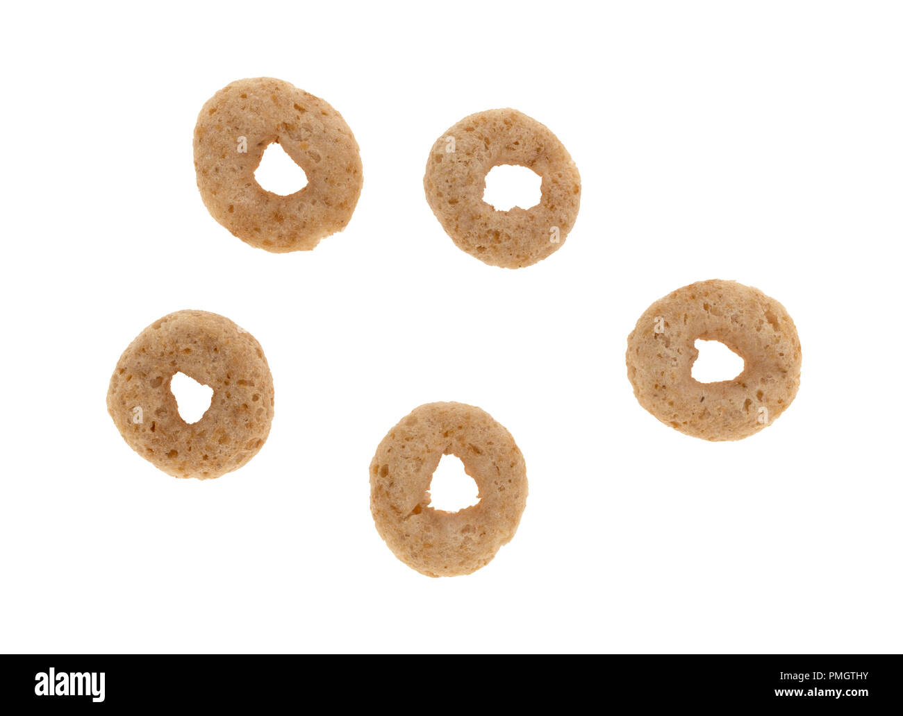 Vista dall'alto di cinque pezzi di pane abbrustolito oat cereali per la colazione isolato su uno sfondo bianco. Foto Stock