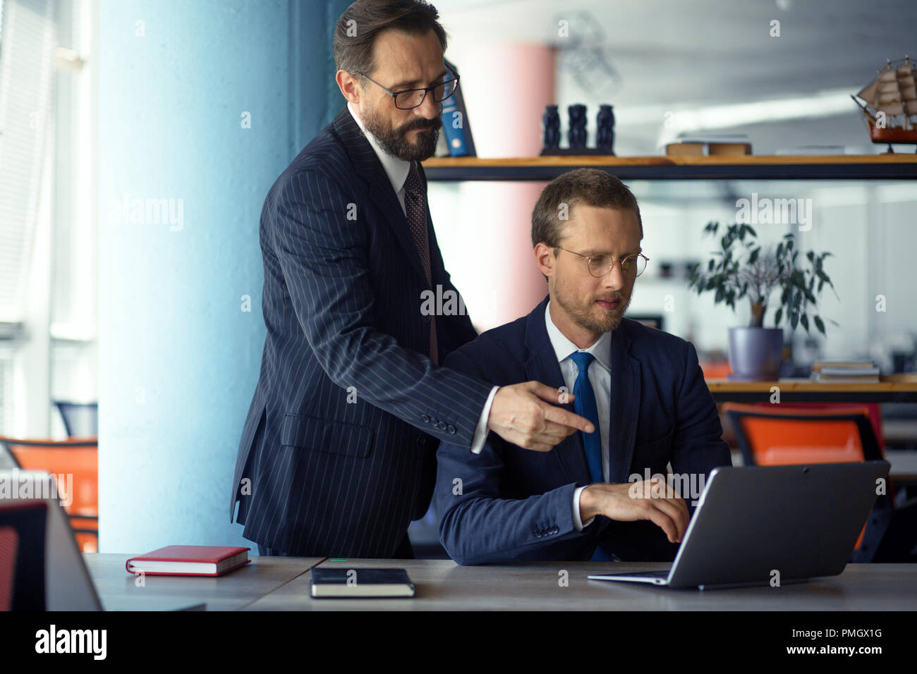 Imprenditori maturi con tavoletta digitale Foto Stock