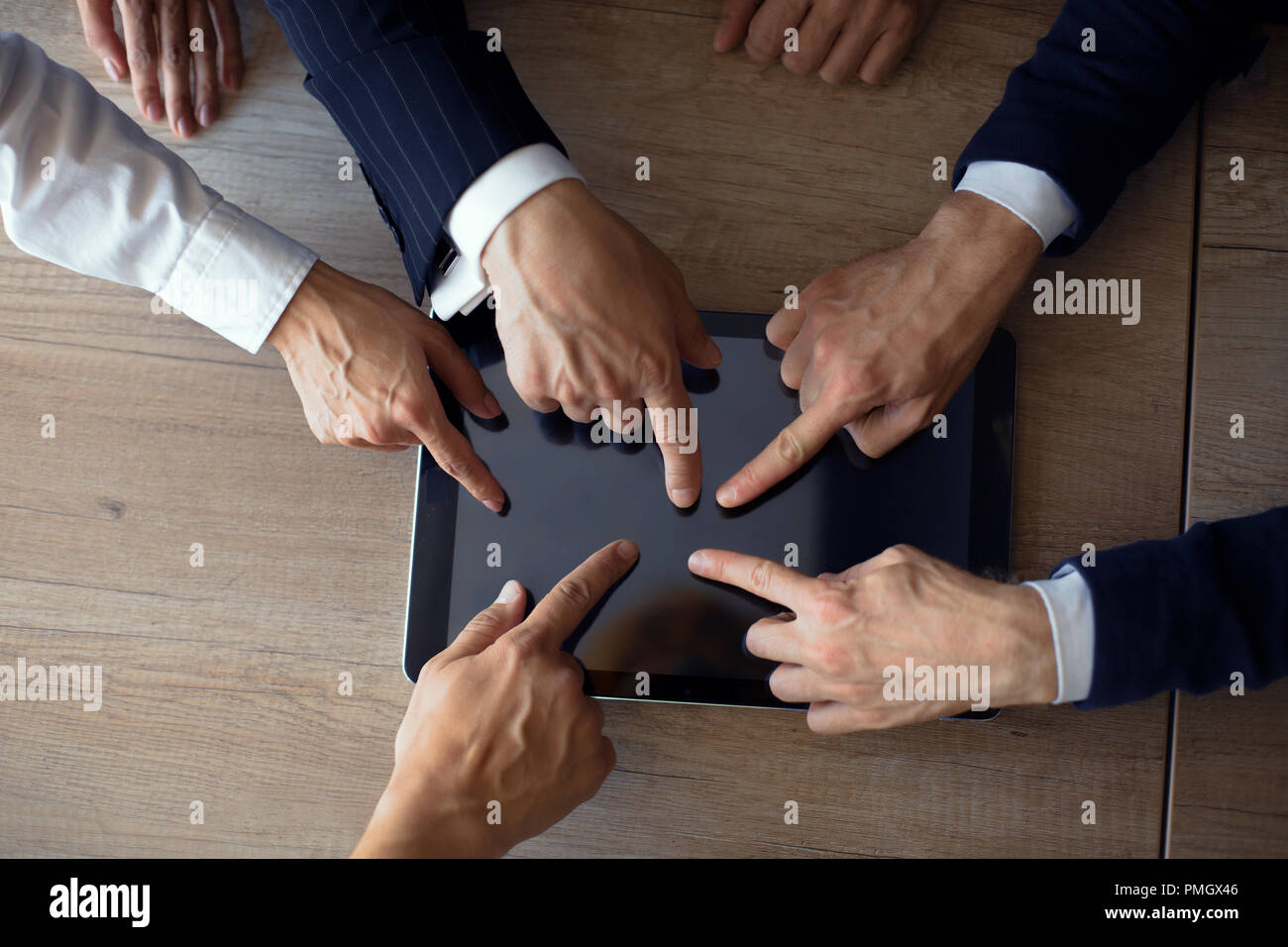 Mano toccando tablet in ufficio Foto Stock