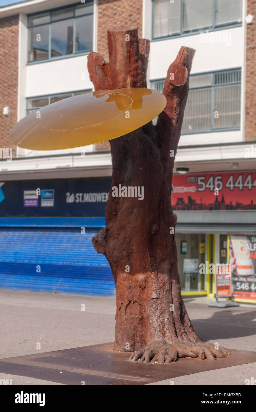 La scultura di un morto 400-anno-vecchio albero al costo di decine di migliaia di persone è progettato per infondere nuova vita nella Kirkby centro città. Foto Stock
