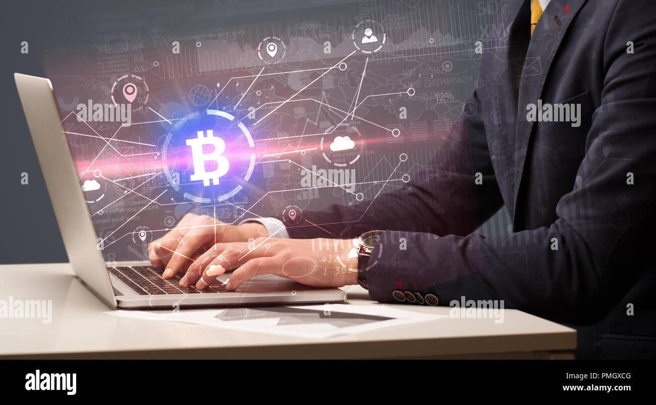 Controllare a mano sul laptop bitcoin globale Tasso di cambio concept Foto Stock