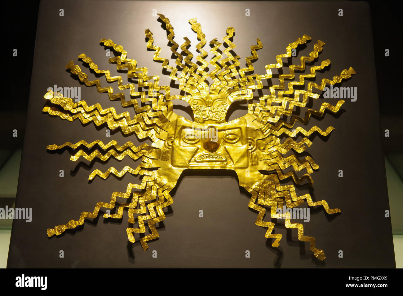 QUITO, ECUADOR - 24 agosto 2018: Close up beautiful Golden Inca all'interno della maschera di el Agora museum situato in Casa de la Cultura di Quito Foto Stock