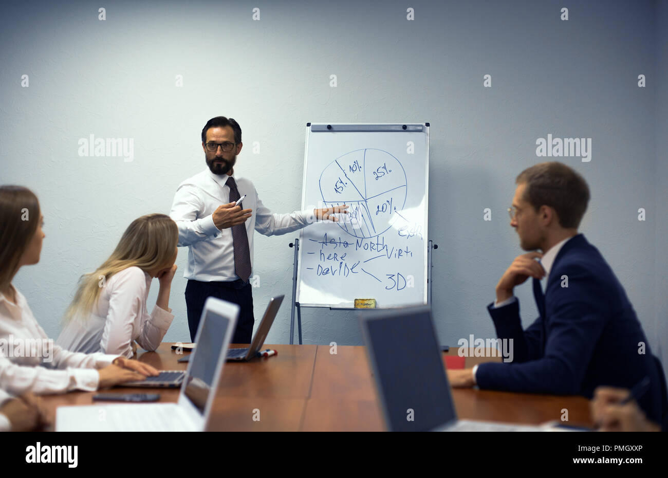 Business man fare una presentazione in ufficio Foto Stock