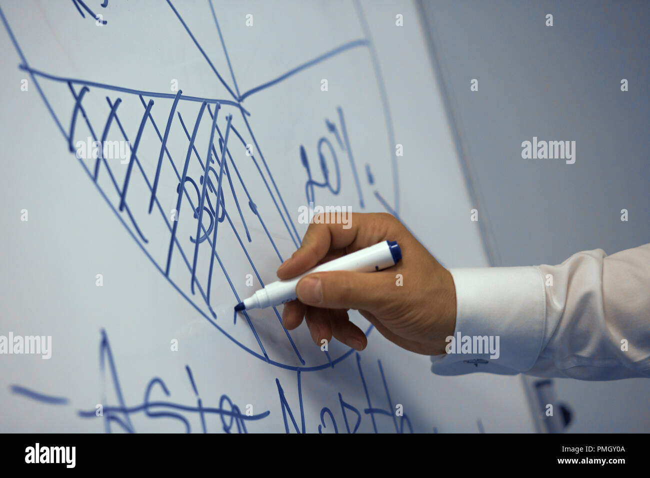 Business man fare una presentazione in ufficio Foto Stock