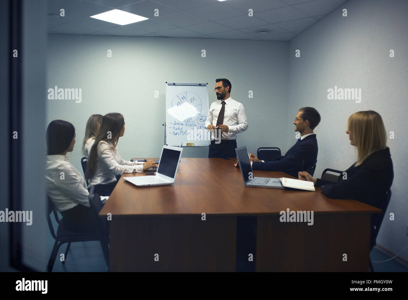 Business man fare una presentazione in ufficio Foto Stock