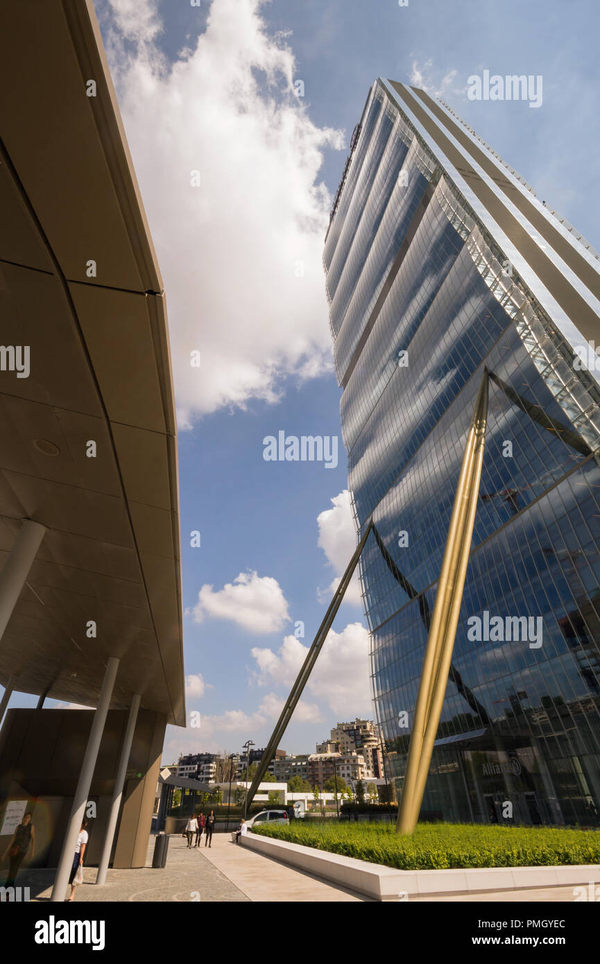 Torre di Allianz, AKA "dritto" grattacielo alto edificio progettato nel quartiere di CityLife. Milano, Italia, dall architetto giapponese Arata Isozak Foto Stock