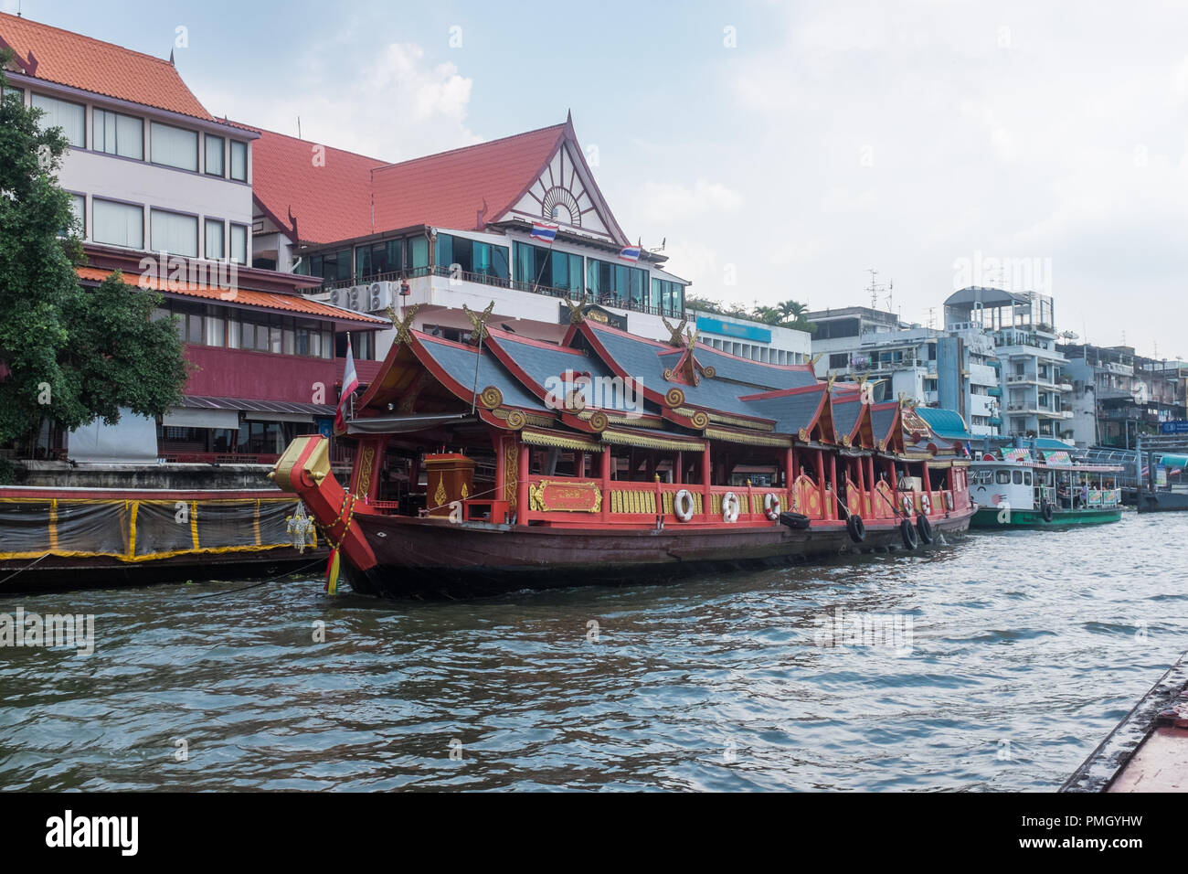 Rosso decorativi per i passeggeri dei traghetti nel porto di barca sul Fiume Chao Phraya a Bangkok, in Thailandia Foto Stock