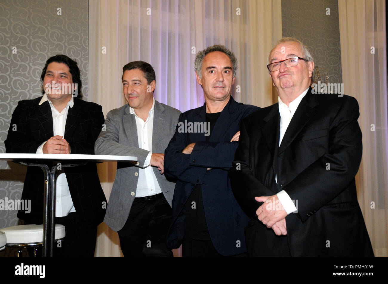 Gli chef Ferran Adrià, Gastón Acerio, Juan Mari Arzak e Joan Roca dopo la presentazione per la prima volta in Spagna del documentario 'Perú sa. Foto Stock