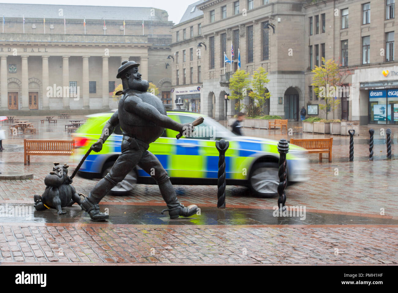 8ft figura di bronzo della statua Dan disperata; personaggio famoso del Wild West nella rivista comic britannica The Dandy. Dundee, Scozia. Meteo Regno Unito settembre 2018. Le piogge iniziano la giornata nel centro della città con previsioni di forte pioggia per più tardi della giornata. Credit; MediaWorldImages/AlamyLiveNews Foto Stock