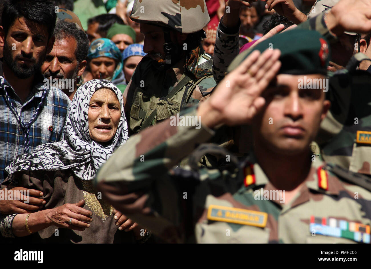 Srinagar Kashmir. Xviii Sep, 2018. Una madre il cui figlio è stato ucciso da militanti sospetti, reagisce durante la corona la cerimonia di posa di suo figlio al campo base nel villaggio di Devsar Kulgam distretto, circa 71km a sud di Srinagar city, la capitale estiva del Kashmir, Sett. 18, 2018. Un soldato dell'esercito in congedo è stato ucciso da militanti sospetti in Kashmir, polizia detto lunedì. Credito: Javed Dar/Xinhua/Alamy Live News Foto Stock