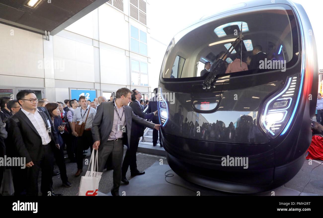 18 settembre 2018, Berlin: a Innotrans railway fiera, le persone sono in piedi di fronte a un cinese treno metro della società CRRC in struttura leggera. Il treno sarà presentato in anteprima mondiale sulla fiera tra il sale sotto la torre della radio. Una società sassone è stato coinvolto nello sviluppo del treno. Foto: Wolfgang Kumm/dpa Foto Stock