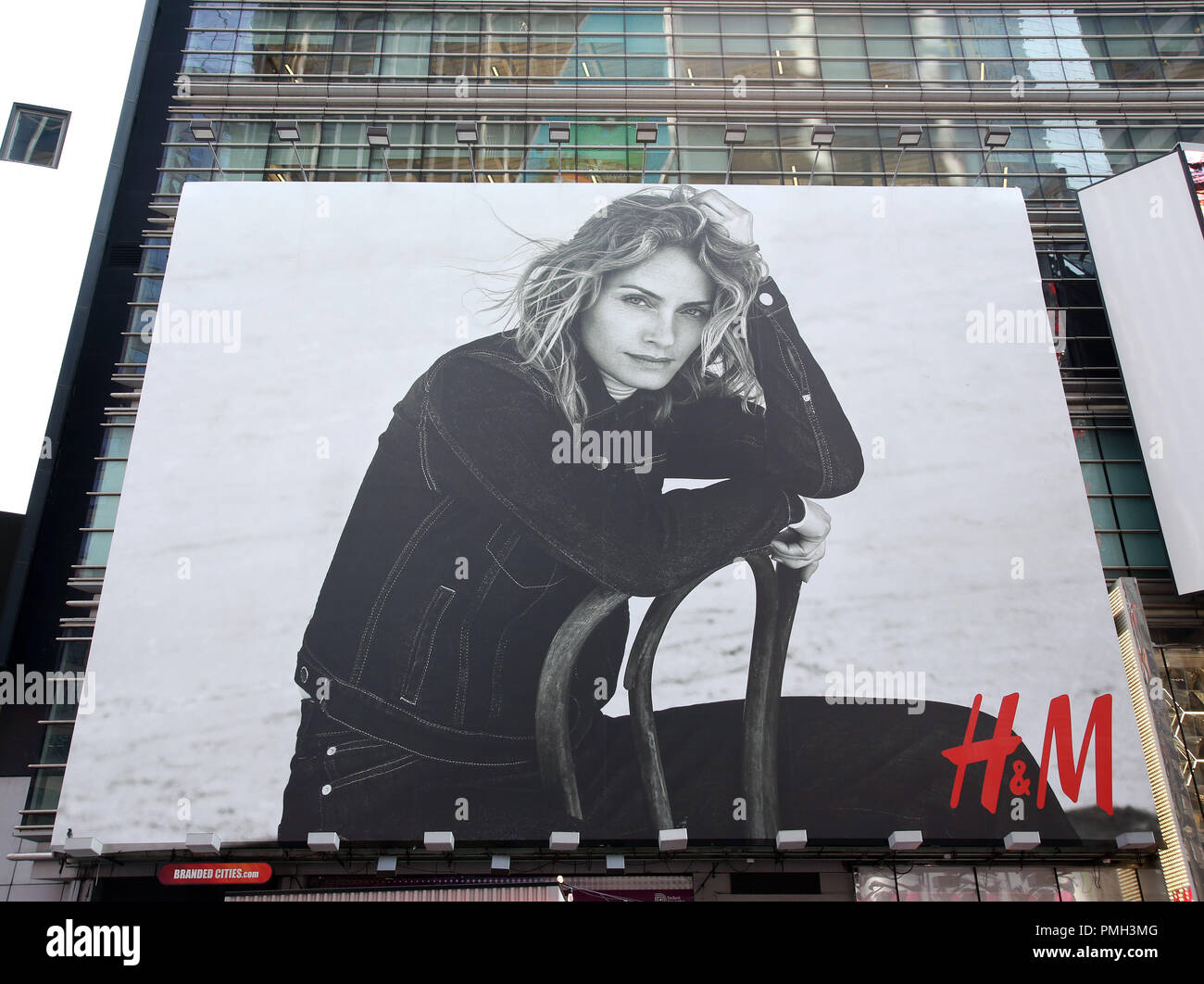 Times Square Billboard di Lauren Hutton in H&M'Autunno della campagna di  moda il 17 settembre 2018 a H&M Times Square a New York City Foto stock -  Alamy