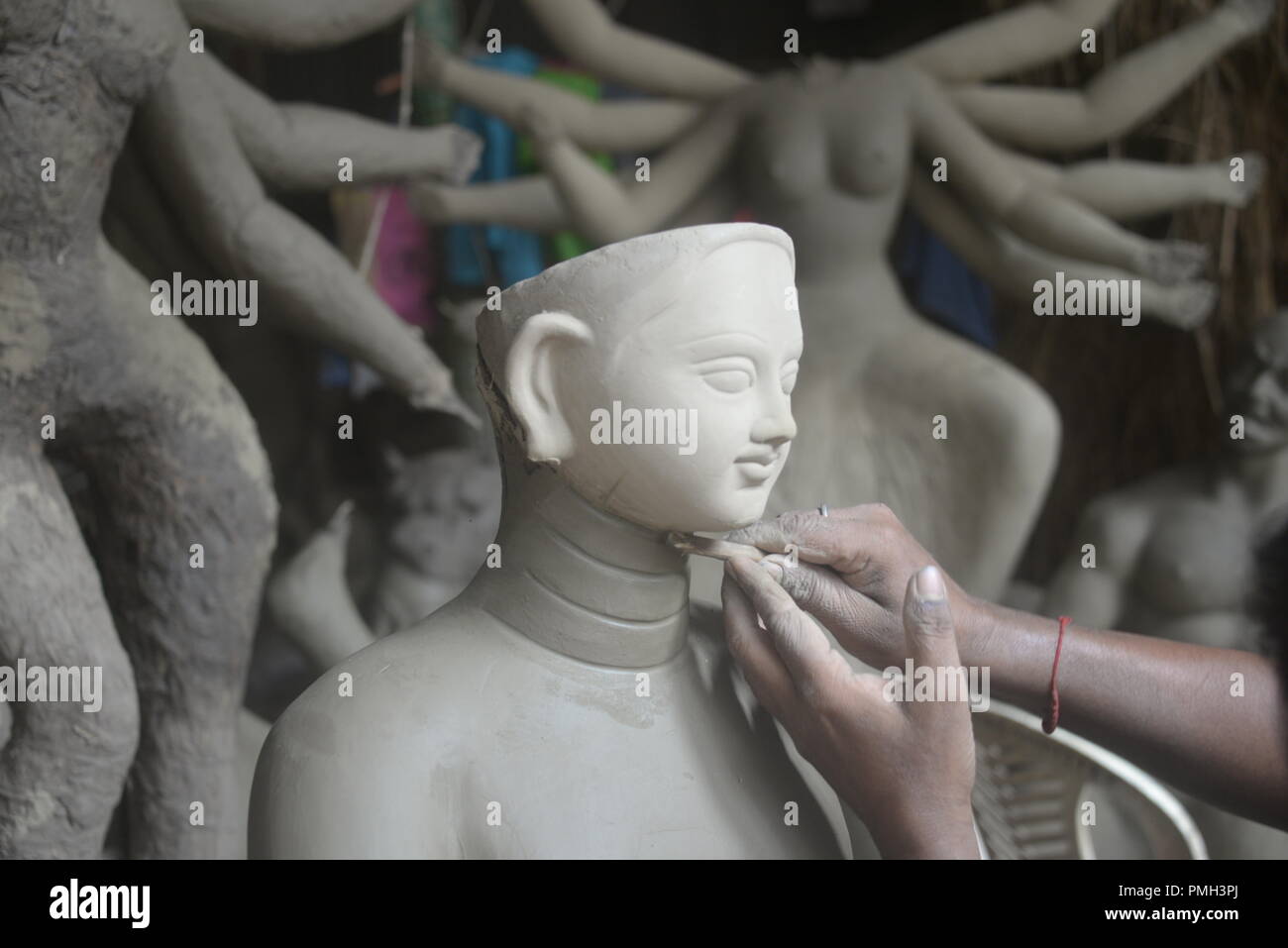 (180918) -- DHAKA, Sett. 18, 2018 (Xinhua) -- Un artista lavora su argilla idoli di Dee indù per la imminente Durga Puja festival a Dhaka, nel Bangladesh, Sett. 18, 2018. (Xinhua) (wtc) Foto Stock