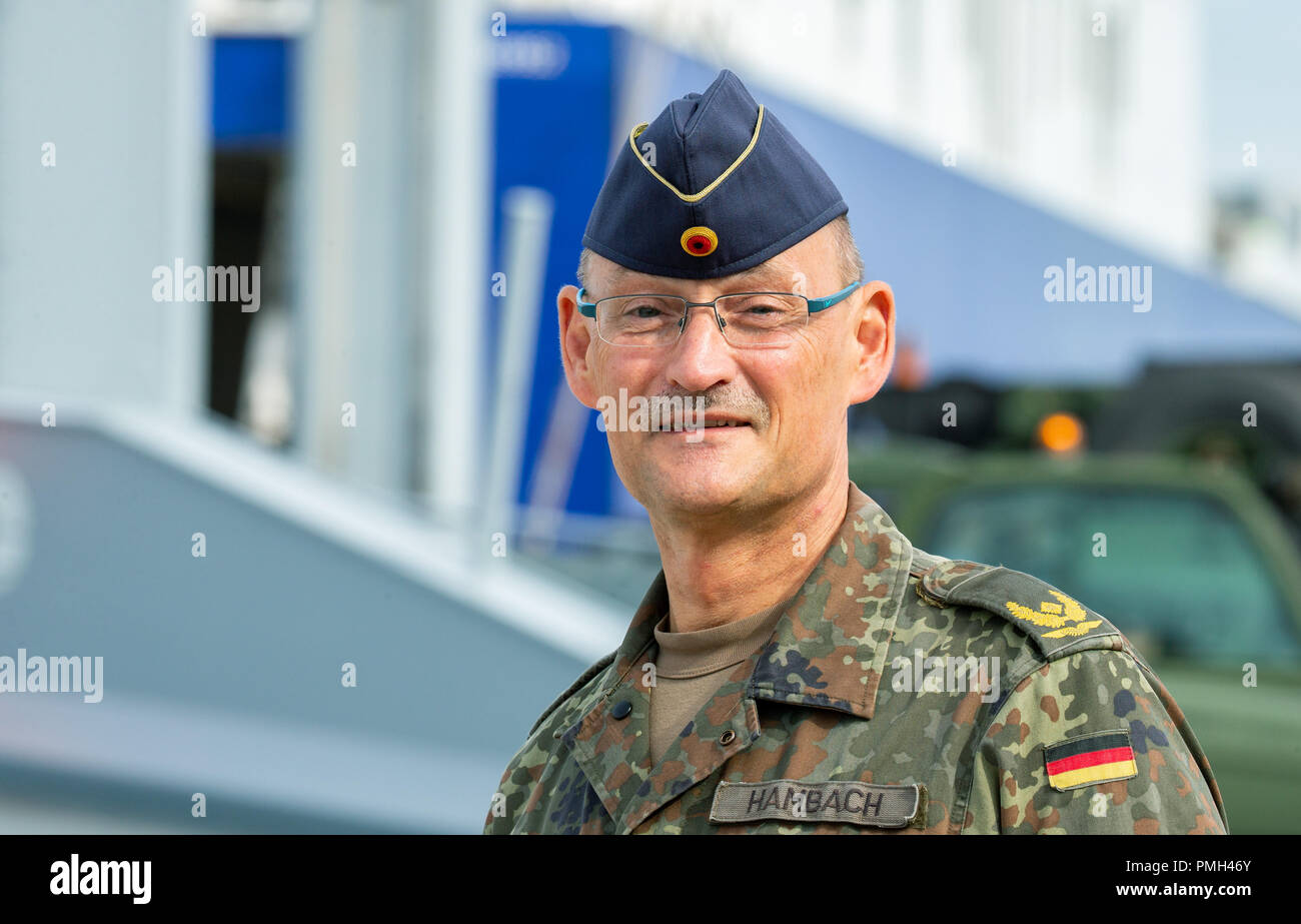 16 settembre 2018, Bassa Sassonia, Emden: Thomas Hambach, brigadiere generale del tedesco della Air Force, guarda nella telecamera per un ritratto. Dal 25 Ottobre al 7 novembre, la NATO importante esercizio "Trident frangente 2018 (TRJE 18)" si svolgerà in Norvegia. La Bundeswehr trasferimenti quasi diecimila soldati e più di 4.000 veicoli in Norvegia. Nel porto di Emden, viene caricata una nave con circa 300 veicoli e cisterne nonché 95 contenitori. Foto: Mohssen Assanimoghaddam/dpa Foto Stock